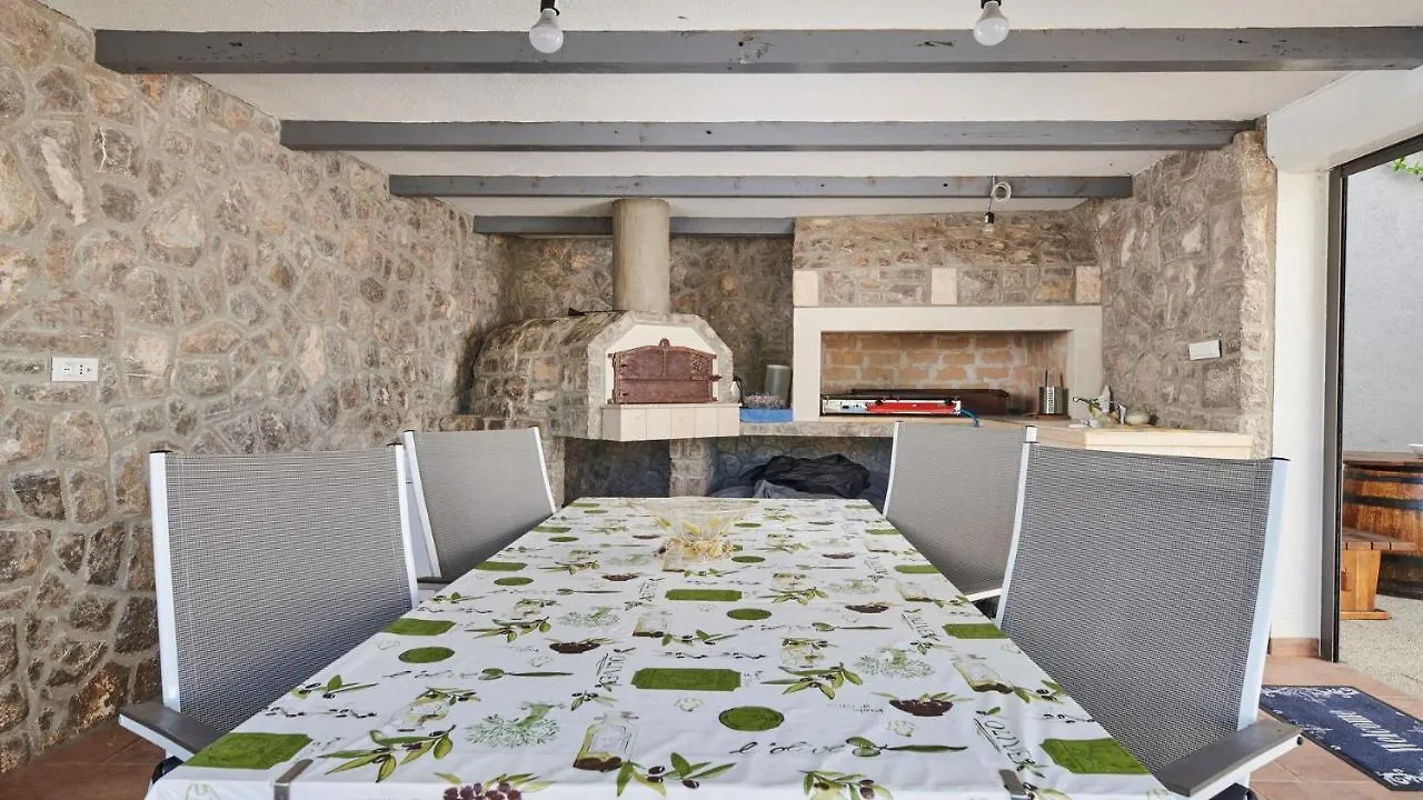 Villa Blue Ocean Njivice Guest house